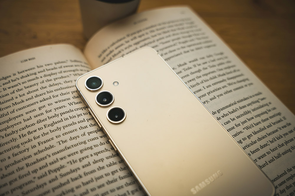 Smartphone sur un livre, pour marquer le lien entre un manuel papier et l'usage du smartphone